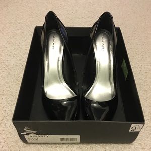 Tahari TA-PARTY black Patent 9 1/2 Never Worn